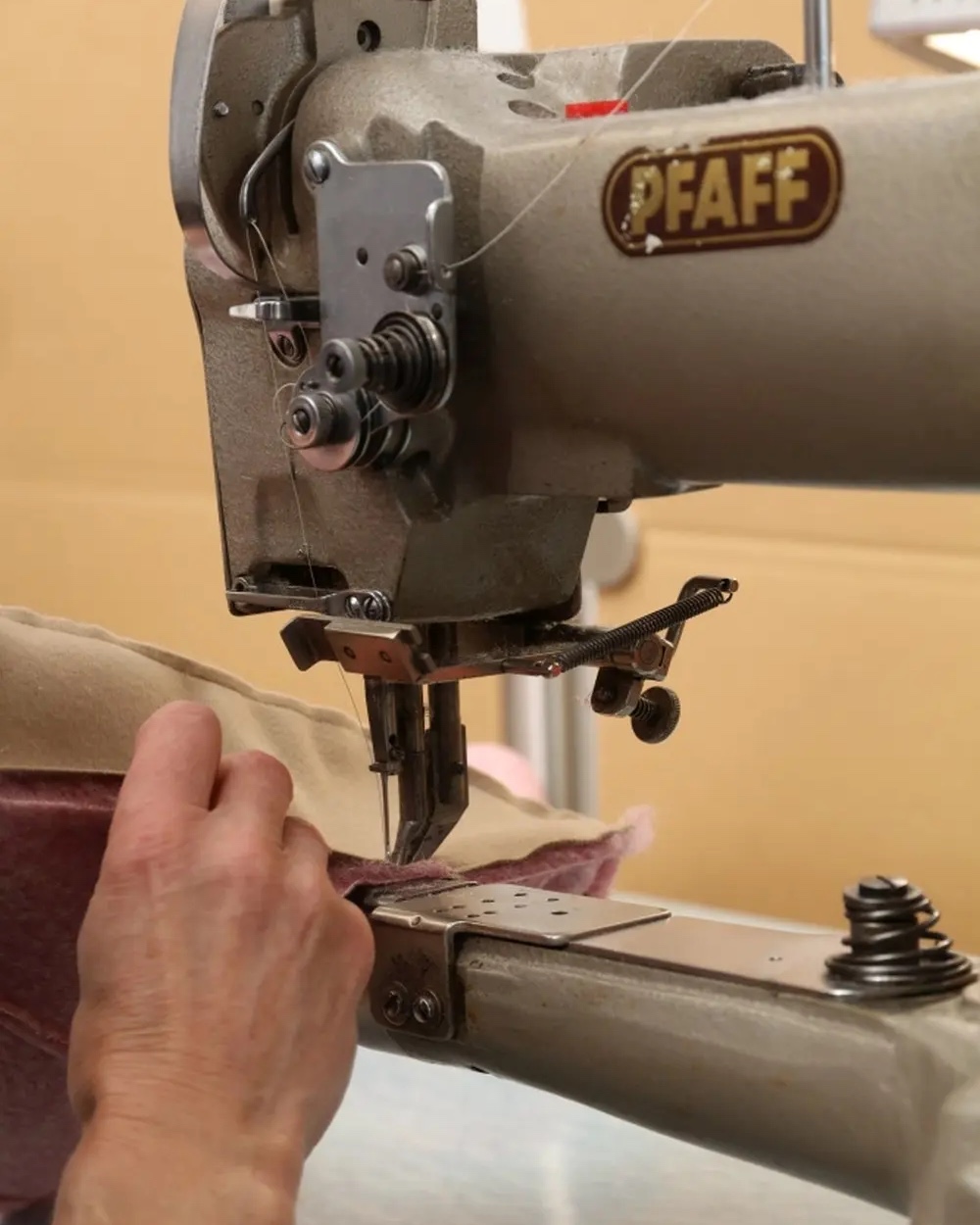 Wollschuh an der PFAFF-Nähmaschine